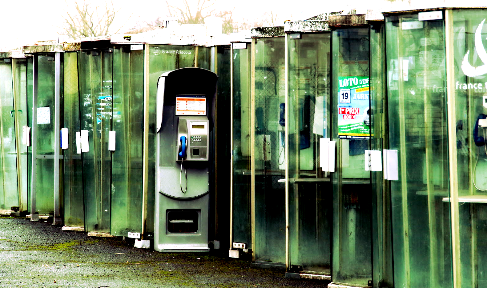 Un cimetière de publiphones. Je les aurai bien tous adoptés.